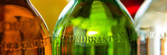 Nahaufnahme einiger Flaschen der Nordbrand Nordhausen Spirituosen
